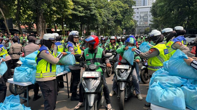 Jumat Peduli, Polda Metro Jaya Bagikan 350 Paket Sembako ke Ojol
