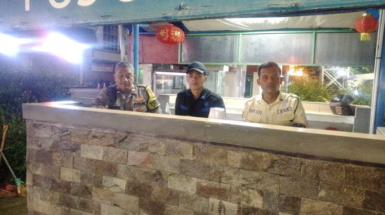 Hadir Jelang Malam Hari Bhabinkamtibmas Mangga Dua Selatan Sambangi Pos Satpam 