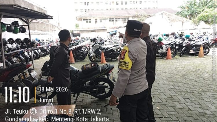 Sambang Parkiran RS Bunda, Bhabinkamtibmas Gondangdia Perketat Antisipasi Kejahatan Siang Hari