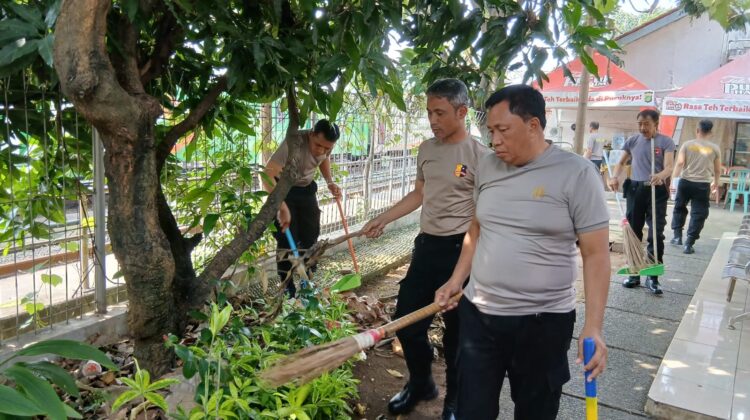 Polsek Senen Gelar Jumat Bersih, Personel Kompak Bersihkan Lingkungan Mako
