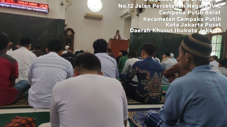Sholat Jum’at Berjamaah, Polisi dan Warga Johar Baru Pererat Silahturahmi dan Kamtibmas
