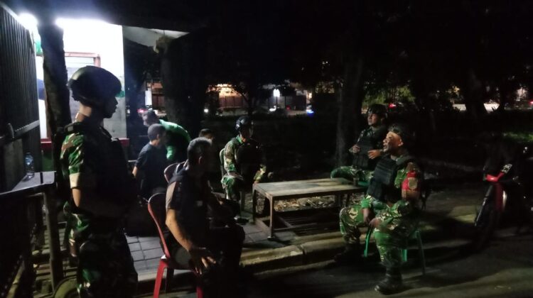 Ciptakan Wilayah Aman dan Kondusif, Babinsa Koramil 04/Pulogadung Bersama Aparat dan Warga Gelar Patroli Malam