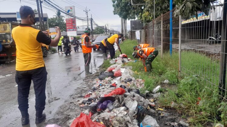 Bersihkan Tumpukan Sampah Di Desa Kampung Melayu Timur, Satgas Sampah Kodim Tangani Keluhan Masyarakat