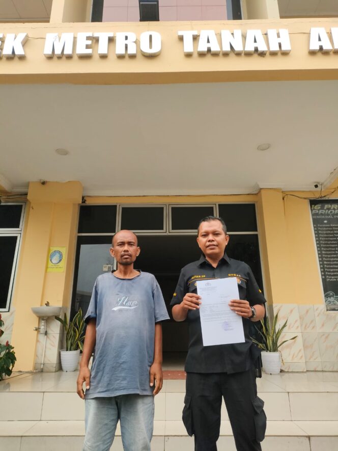 
					Kepedulian di Hari Jumat, Kasi Humas Polsek Metro Tanah Abang Bantu Warga Kesulitan