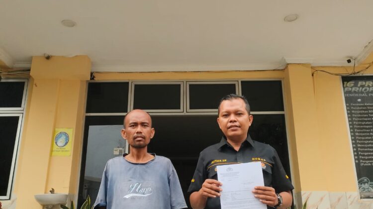 Kepedulian di Hari Jumat, Kasi Humas Polsek Metro Tanah Abang Bantu Warga Kesulitan