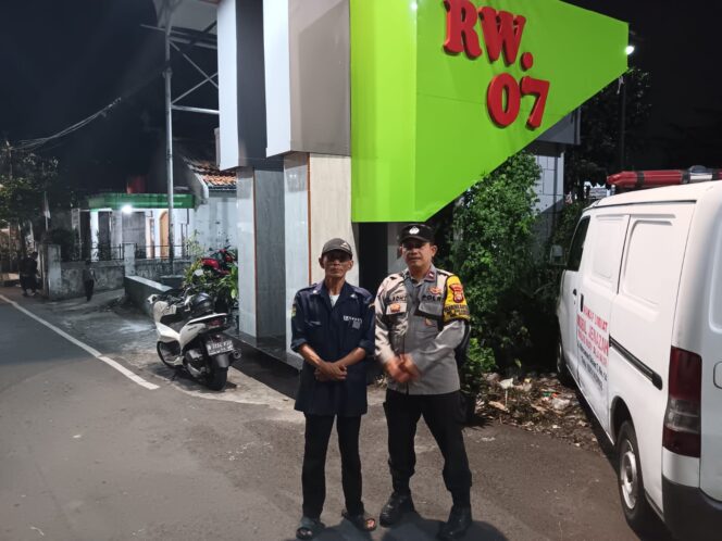 
					Bhabinkamtibmas Pegangsaan Sambangi Satkamling Matraman Dalam III, Perkuat Kewaspadaan Warga Saat Dini Hari