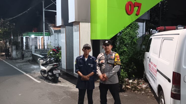 Bhabinkamtibmas Pegangsaan Sambangi Satkamling Matraman Dalam III, Perkuat Kewaspadaan Warga Saat Dini Hari