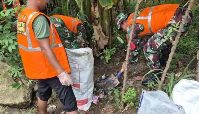 
					Jawab Keluhan Warga Satgas Sampah Kodim 0510/Tigaraksa Bersihkan Sampah Di Babakan Legok