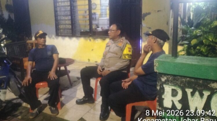 Menjelang Tengah Malam, Polisi dan Warga RW 09 Johar Baru Perkuat Poskamling Demi Keamanan Lingkungan