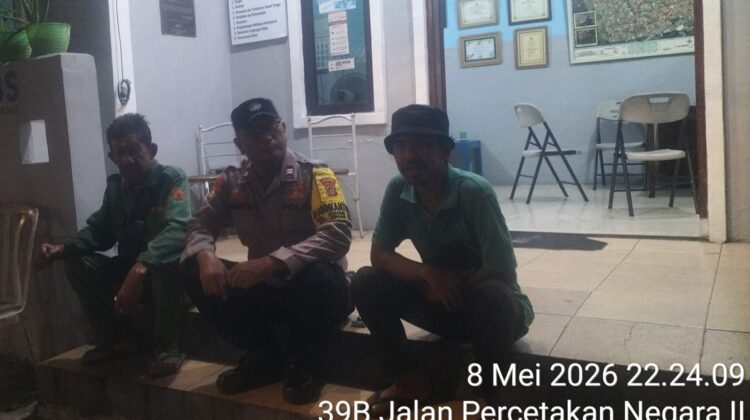 Tengah Malam Tak Jadi Penghalang, Polisi Sambangi Poskamling RW 06 Perkuat Keamanan Warga