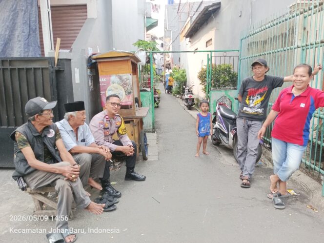 
					Menyatu dengan Warga, Polisi Keliling Kampung Rawa Jaga Situasi Tetap Kondusif