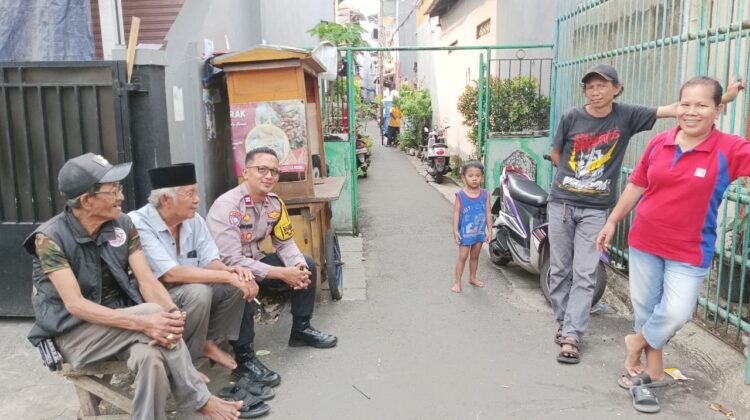 Menyatu dengan Warga, Polisi Keliling Kampung Rawa Jaga Situasi Tetap Kondusif