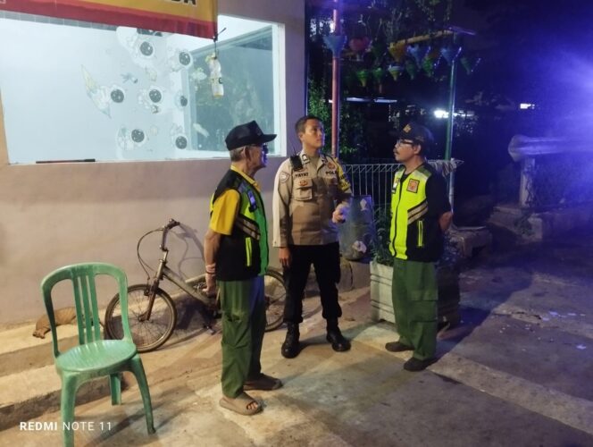 
					Bersama Warga Menjaga Malam, Bhabinkamtibmas Kebon Kosong Hadir Beri Rasa Aman