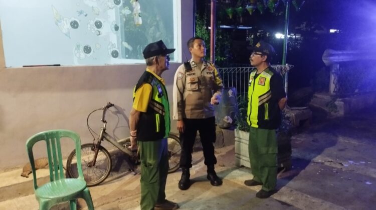 Bersama Warga Menjaga Malam, Bhabinkamtibmas Kebon Kosong Hadir Beri Rasa Aman