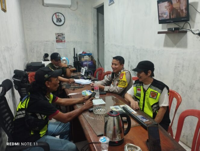 
					Sinergi Hangat di Pos Kamling, Bhabinkamtibmas Kebon Kosong dan Warga Kompak Jaga Kamtibmas