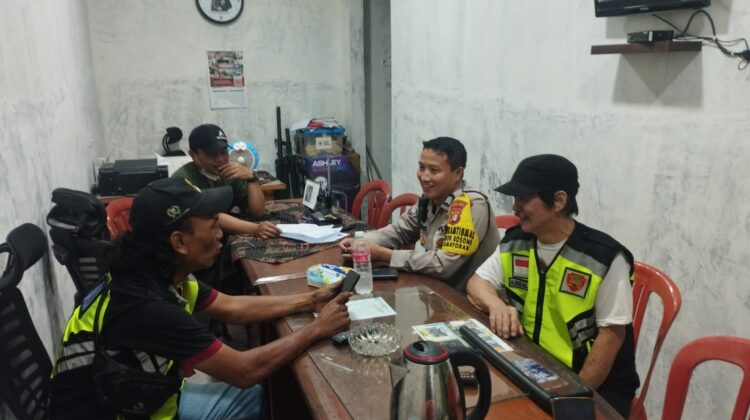 Sinergi Hangat di Pos Kamling, Bhabinkamtibmas Kebon Kosong dan Warga Kompak Jaga Kamtibmas