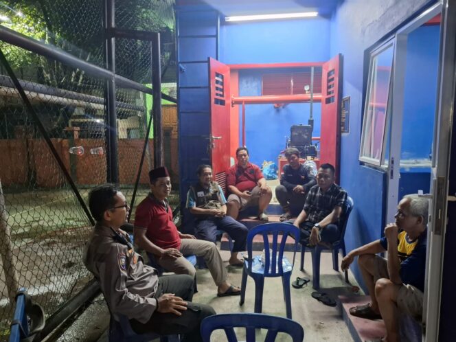
					Bhabinkamtibmas Karet Tengsin Sambangi Pos Satkamling RW 05 untuk Perkuat Cooling System dan Harkamtibmas