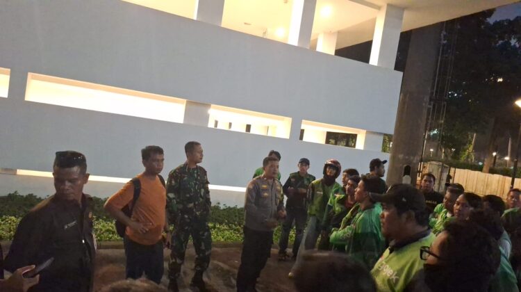 Bhabinkamtibmas Kelurahan Gelora Berikan Imbauan Kamtibmas kepada Ojek Online di Kawasan Stadion Madya Senayan