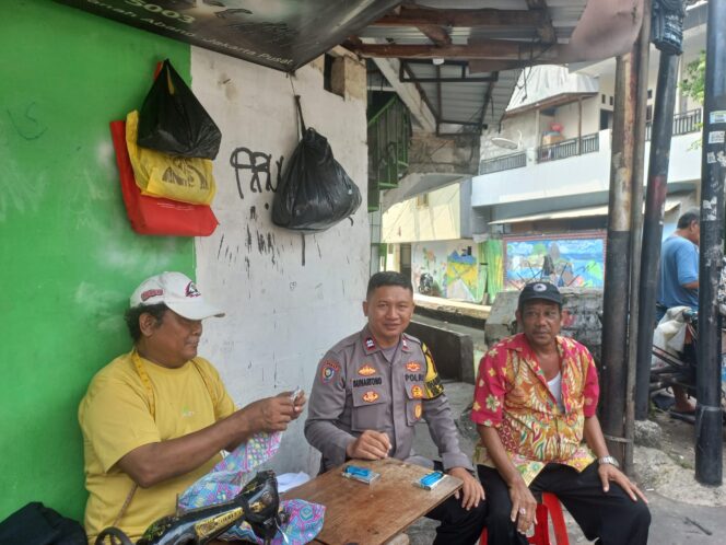 
					Bhabinkamtibmas Kebon Kacang Sambangi Warga RW 09 dan Sampaikan Imbauan Kamtibmas