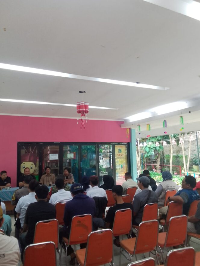 
					Bhabinkamtibmas Karet Tengsin Hadiri Rapat Koordinasi dan Silaturahmi Karang Taruna se-Kelurahan