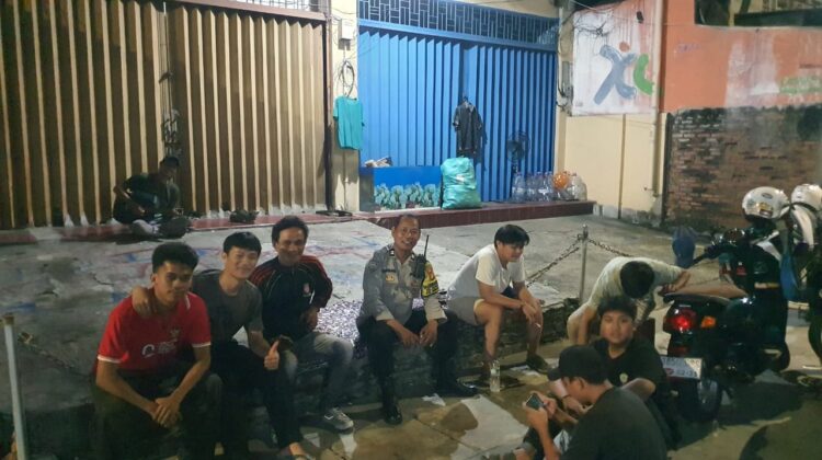 Cegah Tawuran Bhabinkamtibmas Pasar Baru Gandeng Potensi Masyarakat Dalm Giat Patroli Jelang Subuh, di Kartini II