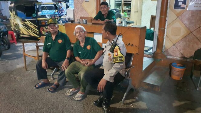 
					Obrolan Bhabinkamtibmas Pasar Baru Bersama Awak Satkamling, Ajak Warga Tingkatkan Kewaspadaan Malam Hari