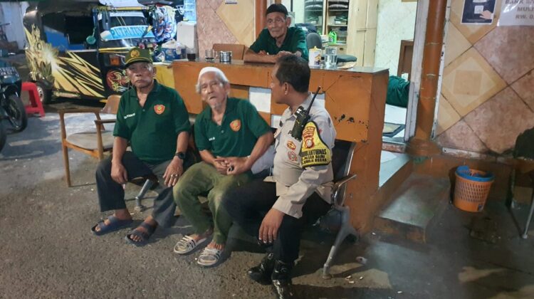 Obrolan Bhabinkamtibmas Pasar Baru Bersama Awak Satkamling, Ajak Warga Tingkatkan Kewaspadaan Malam Hari