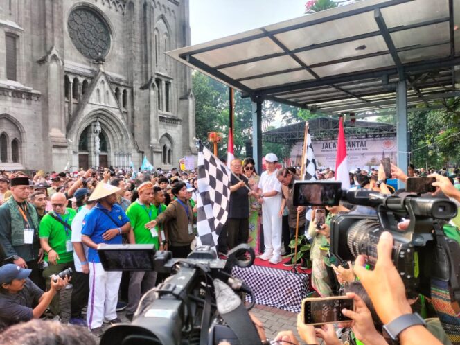 
					Polsek Sawah Besar Amankan Jalan Santai Kerukunan Lintas Agama di Gereja Katedral Jakarta
