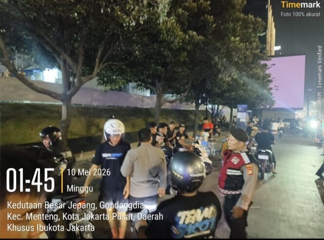 
					Patroli Cipkon Gabungan Polres Metro Jakpus Tertibkan Kerumunan Pemotor di Jalan Mh Thamrin Menteng