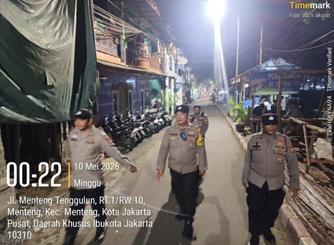 
					Patroli Jalan Kaki di Menteng Tenggulun, Polsek Metro Menteng Intensifkan Pengawasan Malam Hari