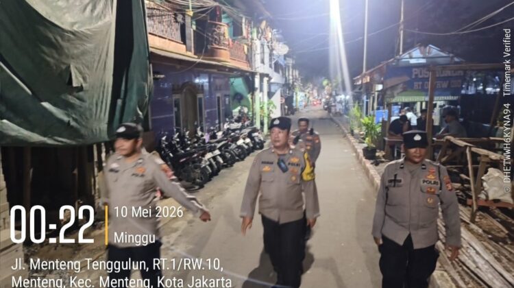 Patroli Jalan Kaki di Menteng Tenggulun, Polsek Metro Menteng Intensifkan Pengawasan Malam Hari