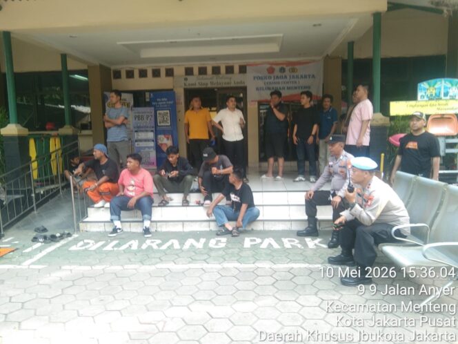 
					TNI-Polri Amankan Nobar Persija vs Persib di Kantor Kelurahan Menteng