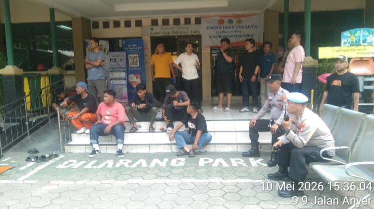 TNI-Polri Amankan Nobar Persija vs Persib di Kantor Kelurahan Menteng