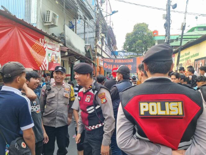
					Antusias Warga Johar Baru Warnai Nobar Persija vs Persib, Polisi Perketat Patroli Cegah Gangguan Kamtibmas