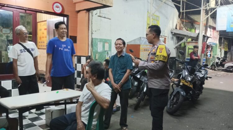 Jelang Dini Hari, Polisi dan Warga RW 01 Kampung Rawa Perkuat Siskamling Antisipasi Kejahatan Jalanan