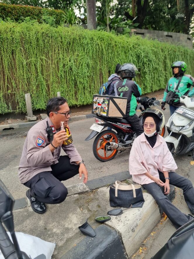 
					Bhabinkamtibmas Karet Tengsin Sigap Berikan Pertolongan Korban Kecelakaan Lalu Lintas di Jalan RM Margono Djojohadikoesoemo