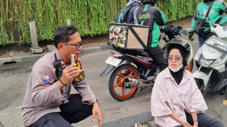 Bhabinkamtibmas Karet Tengsin Sigap Berikan Pertolongan Korban Kecelakaan Lalu Lintas di Jalan RM Margono Djojohadikoesoemo