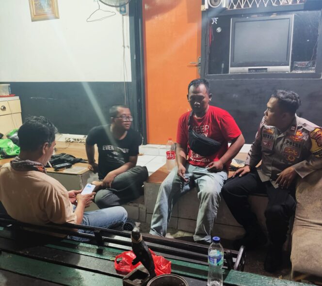 
					Bhabinkamtibmas Bendungan Hilir Sambangi Pos Kamling RT 02/02, Tingkatkan Kewaspadaan dan Sinergitas Warga Jaga Kamtibmas