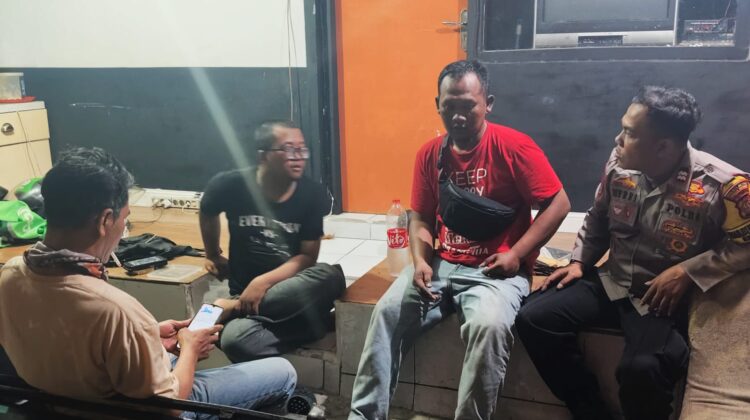 Bhabinkamtibmas Bendungan Hilir Sambangi Pos Kamling RT 02/02, Tingkatkan Kewaspadaan dan Sinergitas Warga Jaga Kamtibmas