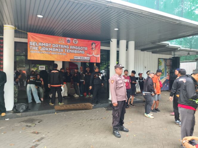 
					Personel Polsek Metro Tanah Abang Laksanakan Pengamanan Nobar Persija vs Persib di Bendungan Hilir