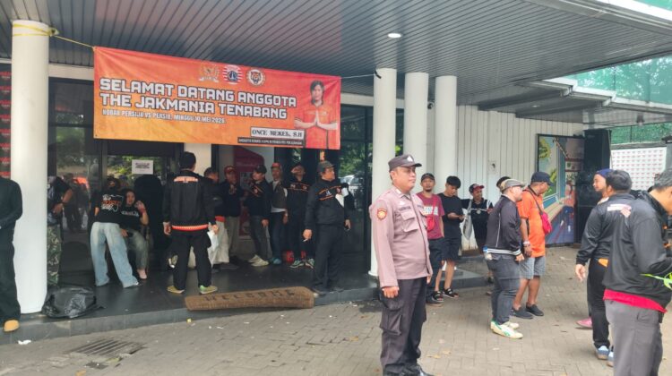 Personel Polsek Metro Tanah Abang Laksanakan Pengamanan Nobar Persija vs Persib di Bendungan Hilir