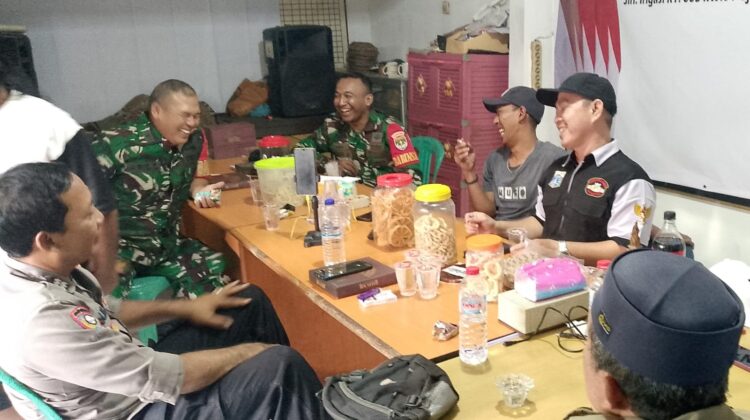 Babinsa Koramil 06/Cakung Bersama Tiga Pilar dan Warga Perkuat Siskamling Ciptakan Wilayah Aman dan Kondusif