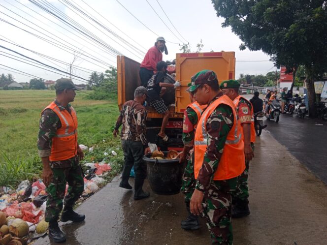 
					Tak Kenal Lelah Satgas Sampah Kodim 0510/Tigaraksa Turun Langsung Bersihkan Tumpukan Sampah Di Desa Patrasana