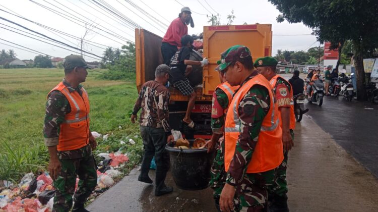 Tak Kenal Lelah Satgas Sampah Kodim 0510/Tigaraksa Turun Langsung Bersihkan Tumpukan Sampah Di Desa Patrasana