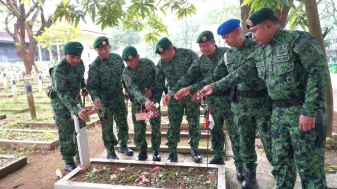 
					Jelang HUT ke-8, Kasdivif 3 Kostrad Pimpin Ziarah Rombongan di TMP Panaikang