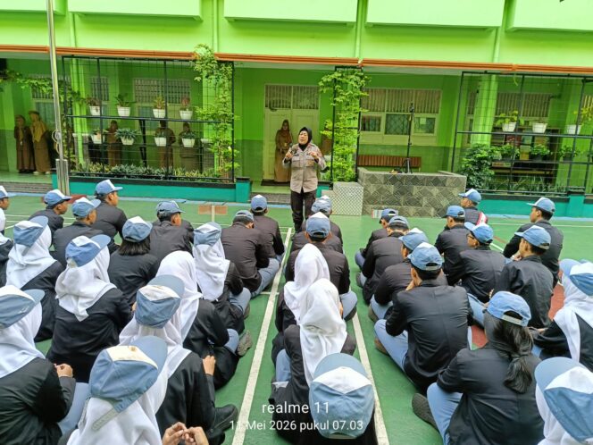 
					Polsek Metro Tanah Abang Gelar Cooling System dan Penyampaian Pesan Kamtibmas Saat Upacara di SMKN 19 Jakarta