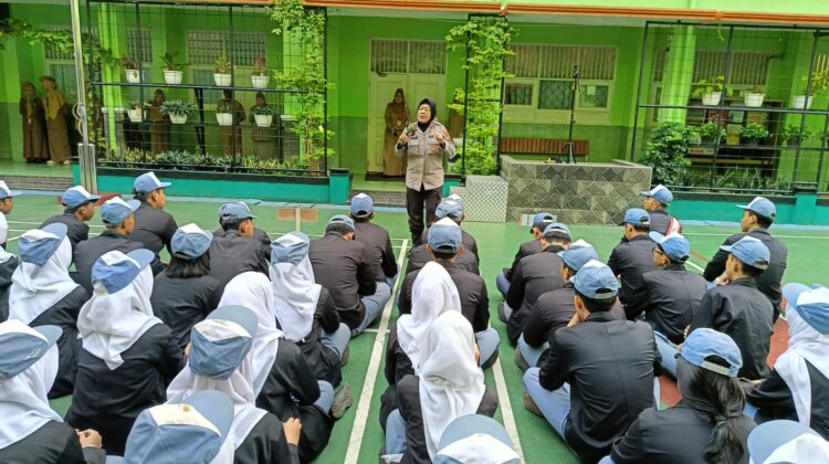 Polsek Metro Tanah Abang Gelar Cooling System dan Penyampaian Pesan Kamtibmas Saat Upacara di SMKN 19 Jakarta