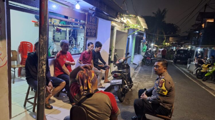 Bhabinkamtibmas Kelurahan Gelora Bersama Warga Tingkatkan Siskamling RT 03/02 Untuk Antisipasi Gangguan Kamtibmas