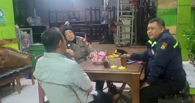 Kanit Binmas dan Warga RW 06 Petamburan Perkuat Siskamling Guna Cegah Tawuran dan Gangguan Kamtibmas