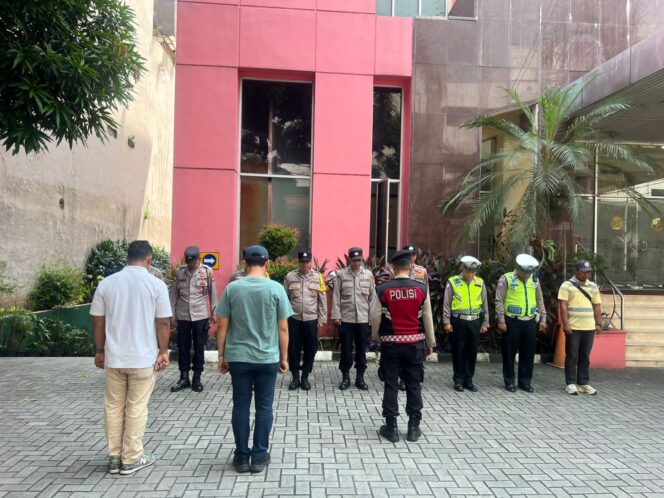 
					Polsek Senen Lakukan Pengamanan Aksi Unjuk Rasa di Kantor DPP PKB Secara Humanis